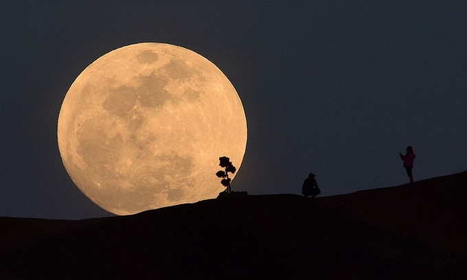 Siêu trăng, trăng máu, trăng xanh hội tụ chiếu sáng bầu trời thế giới